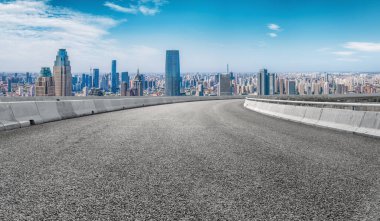 Boş asfalt yol ve şehrin ufuk çizgisi ve manzarası, Chin.