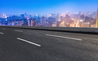 Panoramik ufuk çizgisi ve modern binalarla dolu boş asfalt yol