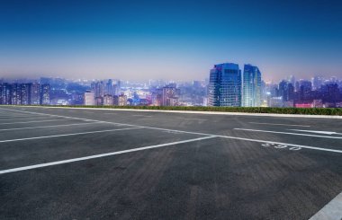 Panoramik ufuk çizgisi ve modern binalarla dolu boş asfalt yol