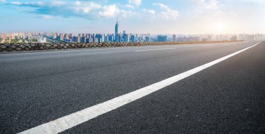 Panoramik ufuk çizgisi ve modern binalarla dolu boş asfalt yol