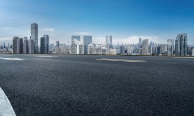 Panoramik ufuk çizgisi ve modern binalarla dolu boş asfalt yol