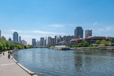 Tianjin 'deki Haihe Nehri boyunca modern mimarinin sokak görüntüsü