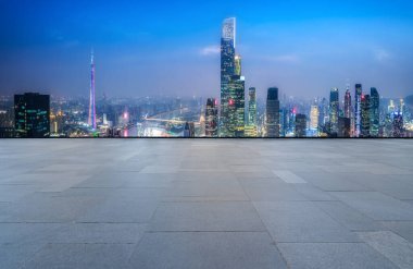 Boş tuğla zemin ve şehrin ufuk çizgisi arka planı