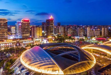 Nantong Finans Merkezi 'nin gece görüşünün hava fotoğrafları.
