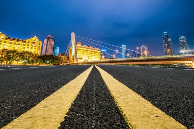 Panoramik ufuk çizgisi ve modern binalarla dolu boş asfalt yol