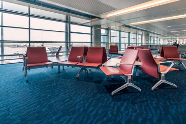 Yeni havaalanı terminalinde koltukları olan bekleme alanı