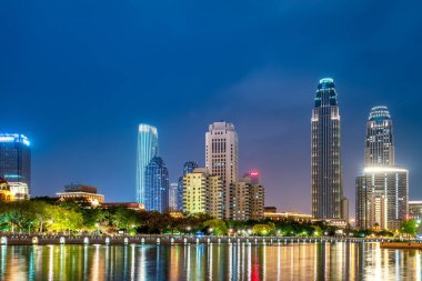 Ti 'deki Haihe Nehri boyunca modern mimari caddesinin gece görüşü