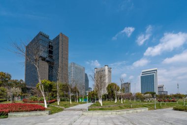 Güneydeki modern mimari ofis binası.