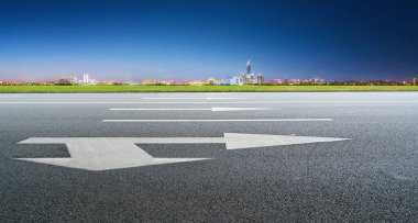 Boş asfalt yol ve şehrin ufuk çizgisi ve manzarası, Chin.