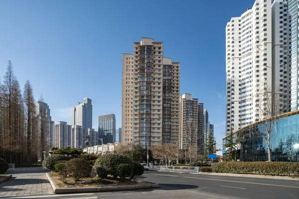 Qingdao şehri sahil manzaralı sokak manzaralı.