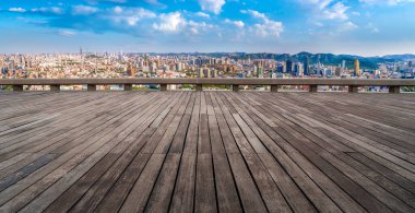 Boş tuğla zemin ve şehrin ufuk çizgisi arka planı