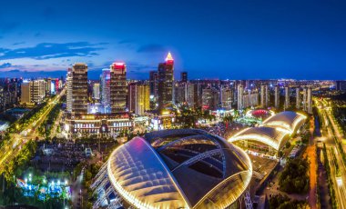 Nantong Finans Merkezi 'nin gece görüşünün hava fotoğrafları.