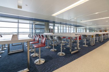 Yeni havaalanı terminalinde koltukları olan bekleme alanı