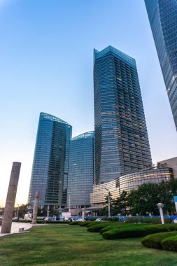 Qingdao finans merkezi gökdelen sokak manzarası