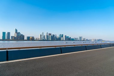 Road and Hangzhou modern şehir binaları silueti