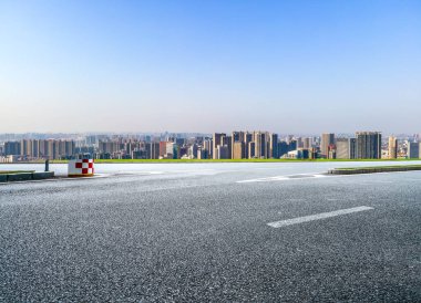 Yol ve modern şehir binaları