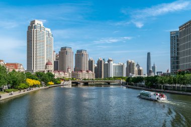 Tianjin 'deki Haihe Nehri boyunca modern mimarinin sokak görüntüsü