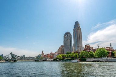 Tianjin 'deki Haihe Nehri boyunca modern mimarinin sokak görüntüsü