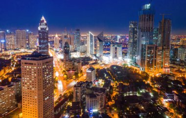 Tianjin şehir binasının gökyüzü gece görüşü