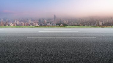 Panoramik ufuk çizgisi ve modern binalarla dolu boş asfalt yol