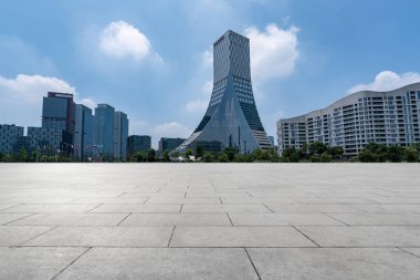 Panoramik ufuk çizgisi ve modern yapılı boş kare döşemeler