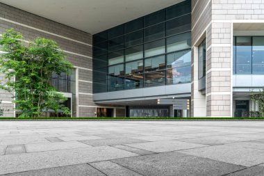 Ofis girişinin önündeki boş kaldırım