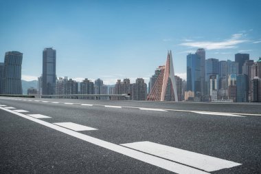 Panoramik ufuk çizgisi ve modern binalarla dolu boş asfalt yol