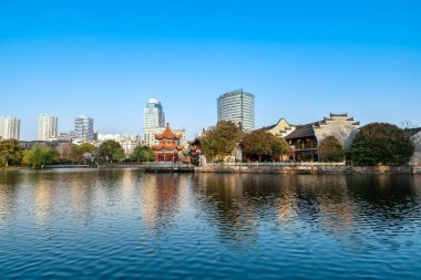 Ningbo Yuehu Parkı 'nın klasik mimari bahçe manzarası