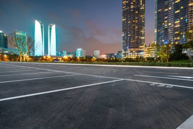 Panoramik ufuk çizgisi ve modern binalarla dolu boş asfalt yol