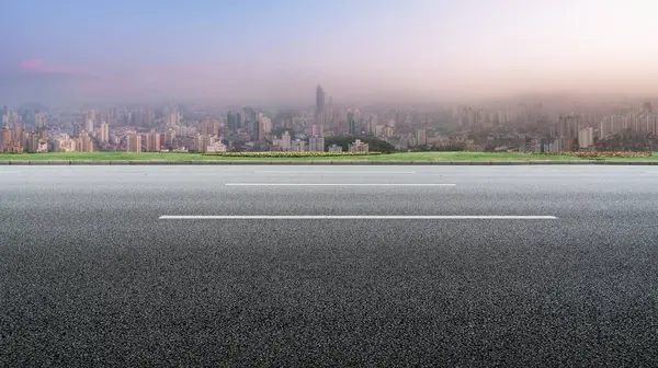 Panoramik ufuk çizgisi ve modern binalarla dolu boş asfalt yol