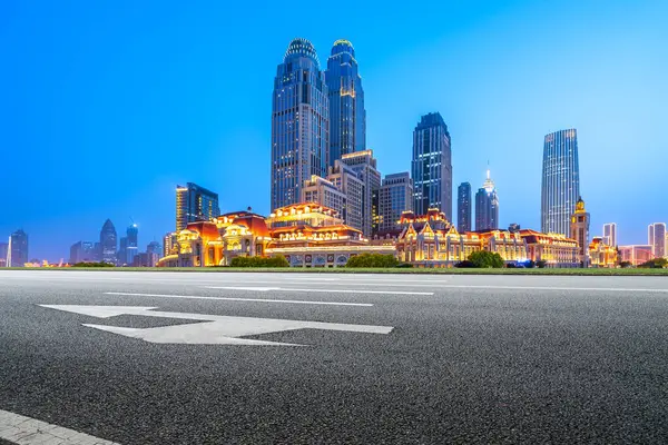 Boş asfalt yol ve şehrin ufuk çizgisi ve manzarası, Chin.