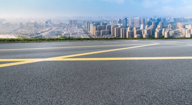 Panoramik ufuk çizgisi ve modern binalarla dolu boş asfalt yol