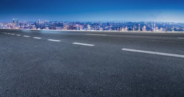 Boş asfalt yol ve şehrin ufuk çizgisi ve manzarası, Chin.
