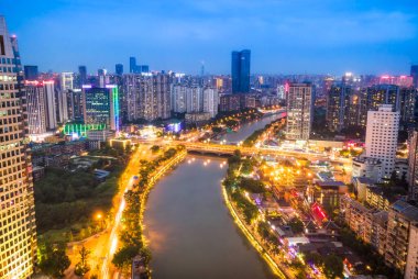 Chengdu Jiuyanqiao CBD gece görüşü ve modern gökdelenler.