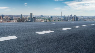 Yol ve şehir binaları