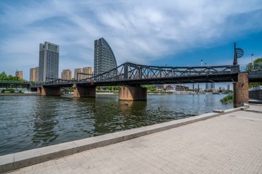 Tianjin 'deki Haihe Nehri boyunca modern mimarinin sokak görüntüsü