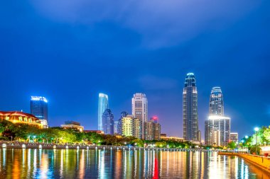 Ti 'deki Haihe Nehri boyunca modern mimari caddesinin gece görüşü