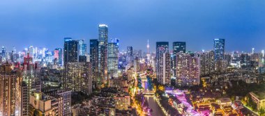 Chengdu Jiuyanqiao CBD gece görüşü ve modern gökdelenler.