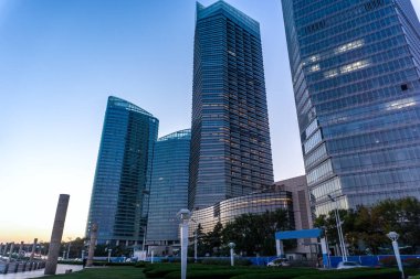 Qingdao finans merkezi gökdelen sokak manzarası