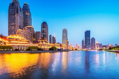 Tianjin, Çin 'deki kentsel mimari manzarası gece görüşü