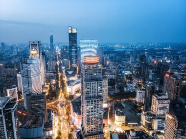 Modern şehir binalarının gece görüşünün hava fotoğrafçılığı