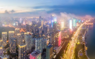 Qingdao 'nun batı kıyısındaki şehir binalarının geceleri havadan çekilmiş fotoğrafları.