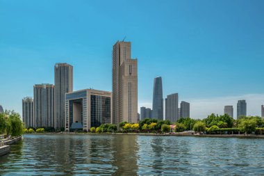 Tianjin 'deki Haihe Nehri boyunca modern mimarinin sokak görüntüsü