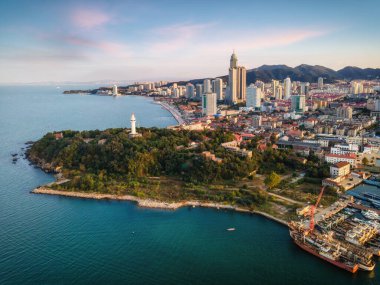 Yantai şehrinin mimari manzarasının hava fotoğrafçılığı