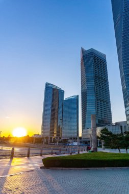 Qingdao finans merkezi gökdelen sokak manzarası