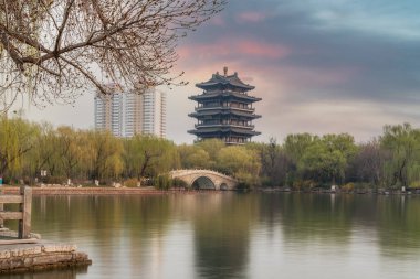 Gün batımında Jinan 'daki Daming Gölü manzarası.