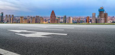 Boş asfalt yol ve şehrin ufuk çizgisi ve manzarası, Chin.