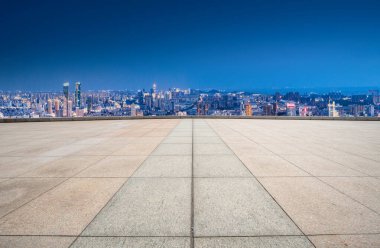 Panoramik ufuk çizgisi ve modern yapılı boş kare döşemeler