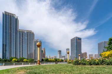 Tianjin 'deki Haihe Nehri boyunca modern mimarinin sokak görüntüsü