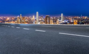 Panoramik ufuk çizgisi ve modern binalarla dolu boş asfalt yol